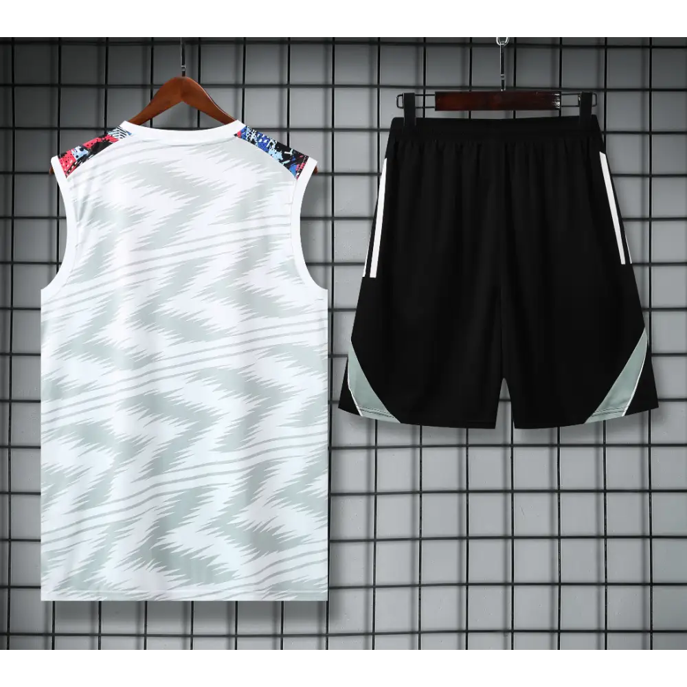 Kit Entraînement Real Madrid Noir & Blanc Rayé 2025/2026